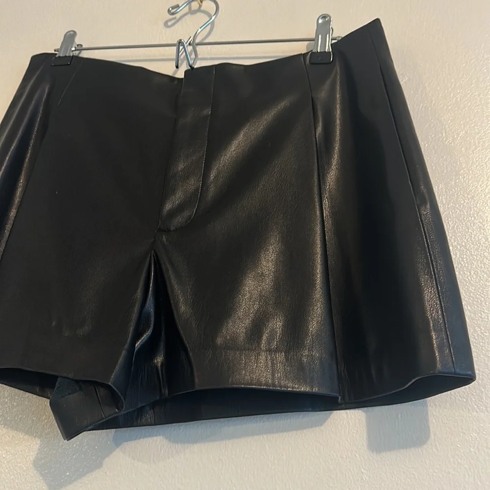 Alice + Olivia NWT Steffie Vegan Leather Shorts - Size 14 - Picture 12 of 16
